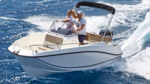 Un gran barco para pesca y paseo